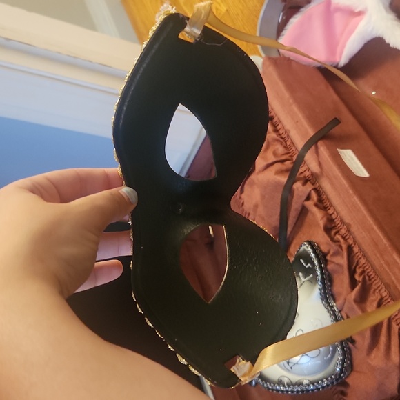 FREE ADD ON: Costume head pieces - Picture 5 of 9